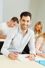 Lachender Student im Unterricht