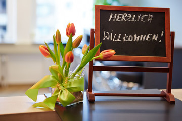 Tafel mit Herzlich Willkommen Schrift