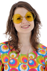 Junge Frau in Hippie-Kostüm lacht