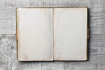 Altes Buch mit leeren Seiten vor Holzhintergrund