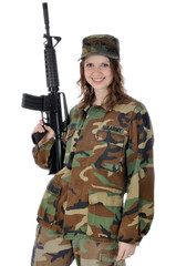 Junge Frau in Armeeuniform hält Gewehr