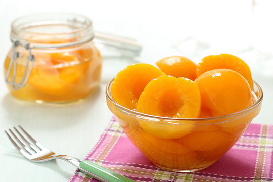 pesche sciroppate in vasetto di vetro