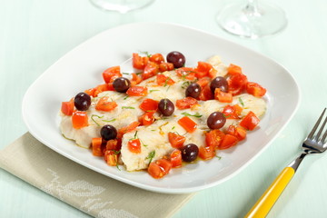 pesce filetti di merluzzo con pomodori e olive
