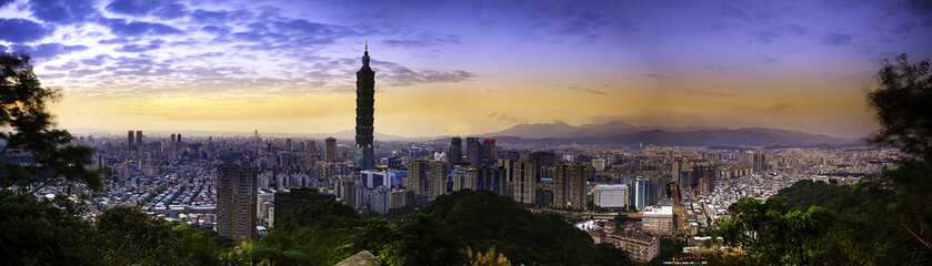 Fototapeta premium Pełny widok zachodu słońca miasta Tajpej