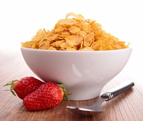 bowl of corn flakes with berries fruits