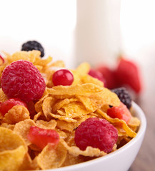 bowl of corn flakes with berries fruits