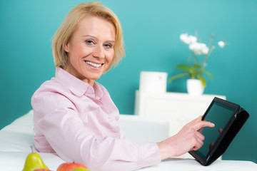 frau mit touchpad