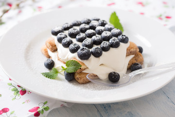 leichte Tiramisu mit Quarkcreme und Blaubeeren
