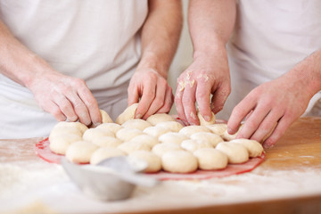 Obraz na płótnie Canvas handarbeit in der bäckerei