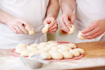bäcker backen brötchen