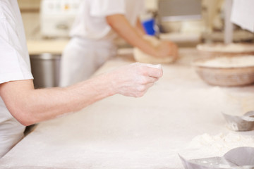 Obraz na płótnie Canvas arbeit in der bäckerei