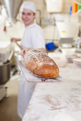 bäcker bei der arbeit