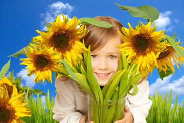 kind mit sonnenblumen