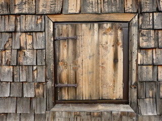 Fenster in Holzwand als Hintergrund