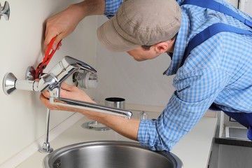 Klempner montiert Wasserhahn 2