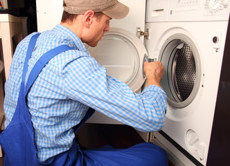 Handwerker repariert Waschmaschine Seitenansicht