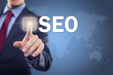 Mann tippt auf Interface SEO