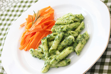 Nudeln und Salat