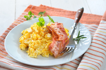 Deftiges Frühstück mit Rühreier und Speck