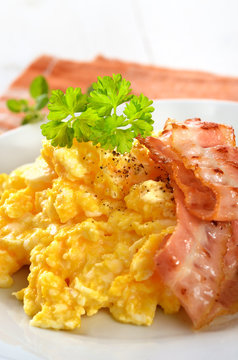 R&uuml;hreier mit gebratenem Speck
