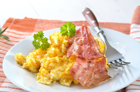 R&uuml;hrei mit gebratenem Speck