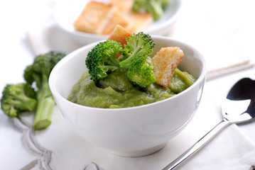 crema di broccoli con crostini in ciotola bianca