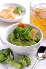 crema di broccoli con crostini in ciotola bianca