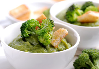 crema di broccoli con crostini in ciotola bianca