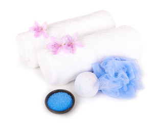 Obraz na płótnie Canvas white towels, salt, bath sponge and aromatic flowers