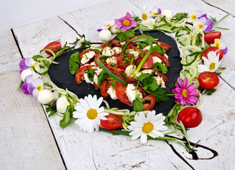 Obraz na płótnie Canvas Włoski enjoy: Heart of mozzarella, pomidor i bazylia