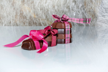 chocolats assortis avec des rubans roses
