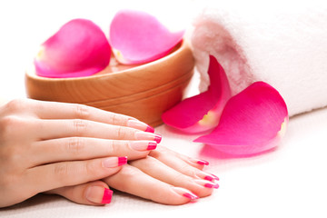 Obraz na płótnie Canvas różowy manicure z pachnące płatki róż i ręcznik. Spa