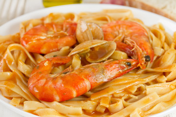 spaghetti with shrimps and sauce
