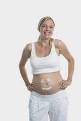 Schwangere Frau mit Gesicht auf dem Bauch