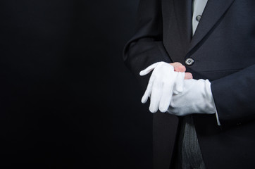 Butler mit weißen Handschuhen