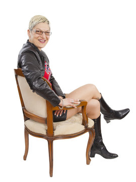 Frau sitz auf einem Sessel