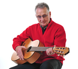 Rüstiger Rentner spielt Gitarre