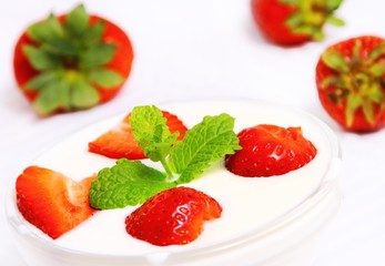 Appetizing strawberries with yogurt