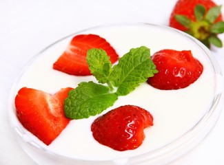 Strawberries with yogurt and mint