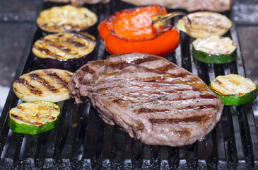 Стейк и овощи на гриле