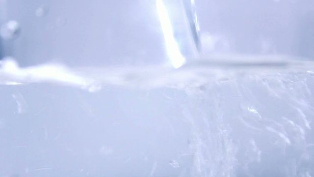 Recipiente llen&aacute;ndose de agua