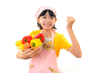 野菜を持ちガッツポーズをする女の子