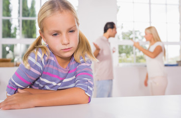 Obraz na płótnie Canvas Dziewczynka smutni przed walka rodziców