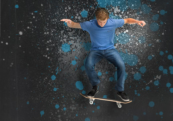 Fototapeta na wymiar Fajny młody skater robi trik ollie