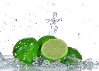 Limes avec éclaboussures d& 39 eau isolated on white