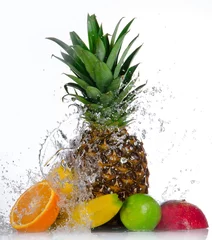 Foto op Plexiglas Vers fruit met water splash geïsoleerd op wit © Lukas Gojda