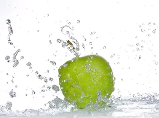 Crédence de cuisine en verre imprimé Éclaboussures deau Apple avec éclaboussures d& 39 eau isolé sur blanc