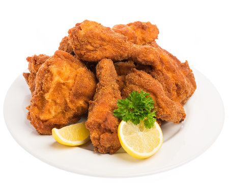 Ein ganzes Backhendl mit Zitrone und Petersilie auf einem wei&szlig;e