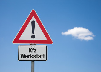 Achtung-Schild mit Wolke KFZ WERKSTATT