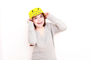 junge Frau mit Mütze